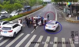 公交站吃瓜少女,吃瓜少女的奇妙冒险