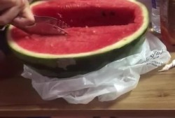 宿舍晚上吃瓜,瓜香四溢的欢乐时光