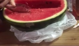 宿舍晚上吃瓜,瓜香四溢的欢乐时光