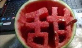 宿舍晚上吃瓜,瓜香四溢的欢乐时光