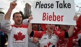 冰球比赛吃瓜,一场比赛背后的趣味瞬间