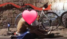 街头路人吃瓜现场,路人围观吃瓜，揭秘生活百态