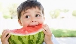 吃瓜的贬义词,揭秘“吃瓜群众”背后的讽刺与偏见